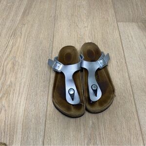 - Birkenstock Gizeh Silver Thong Sandals 32 / US 1 Kids Unisex